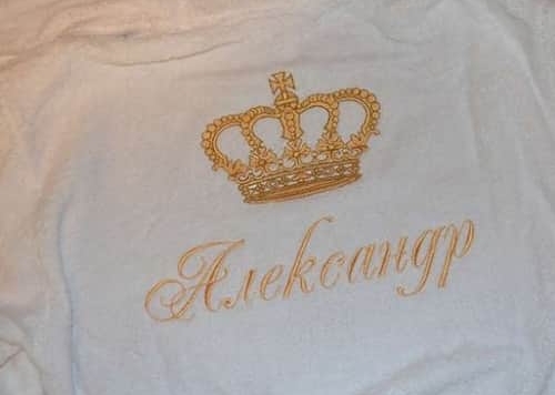 Вышивка имени на футболке